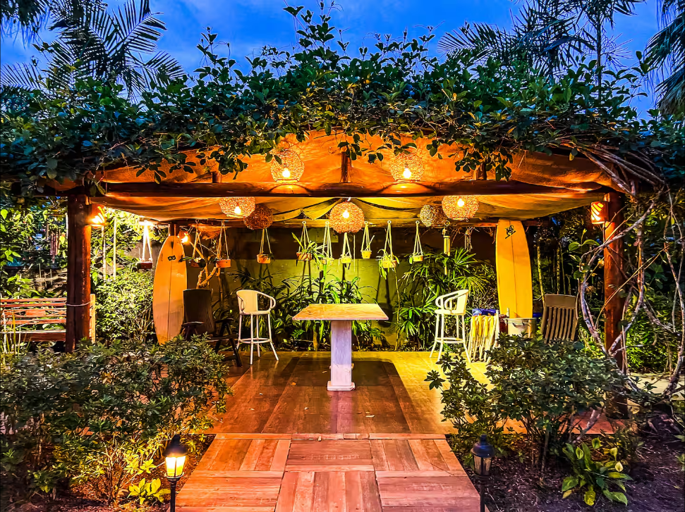 Área de convivência iluminada no jardim à noite