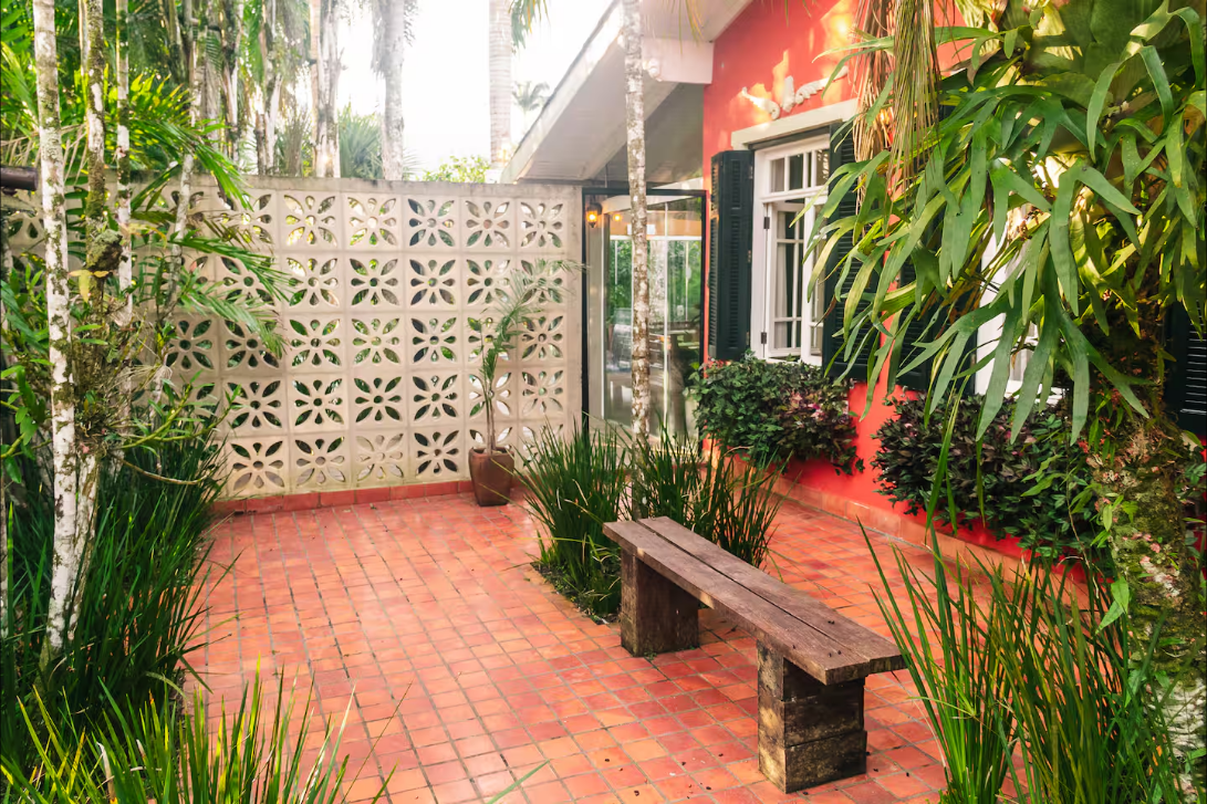 Área externa da Casa das Palmeiras entre o verde