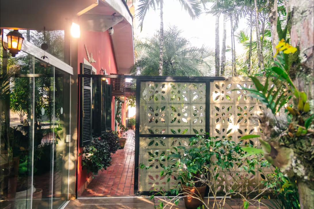 Caminho externo entre a casa e o jardim