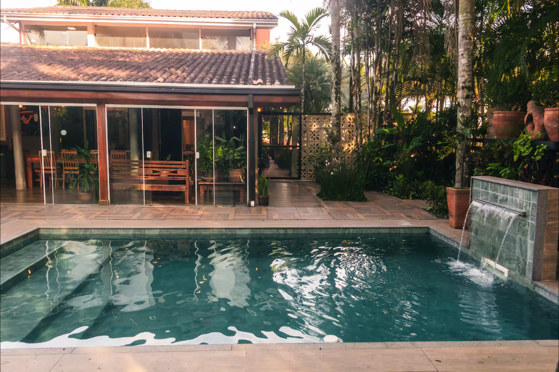 Piscina aquecida da casa cercada pela natureza