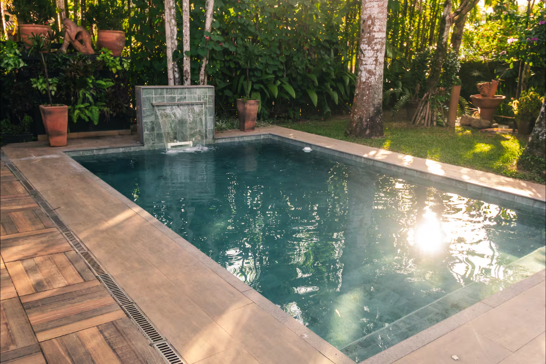Piscina aquecida entre árvores e luz do fim da tarde