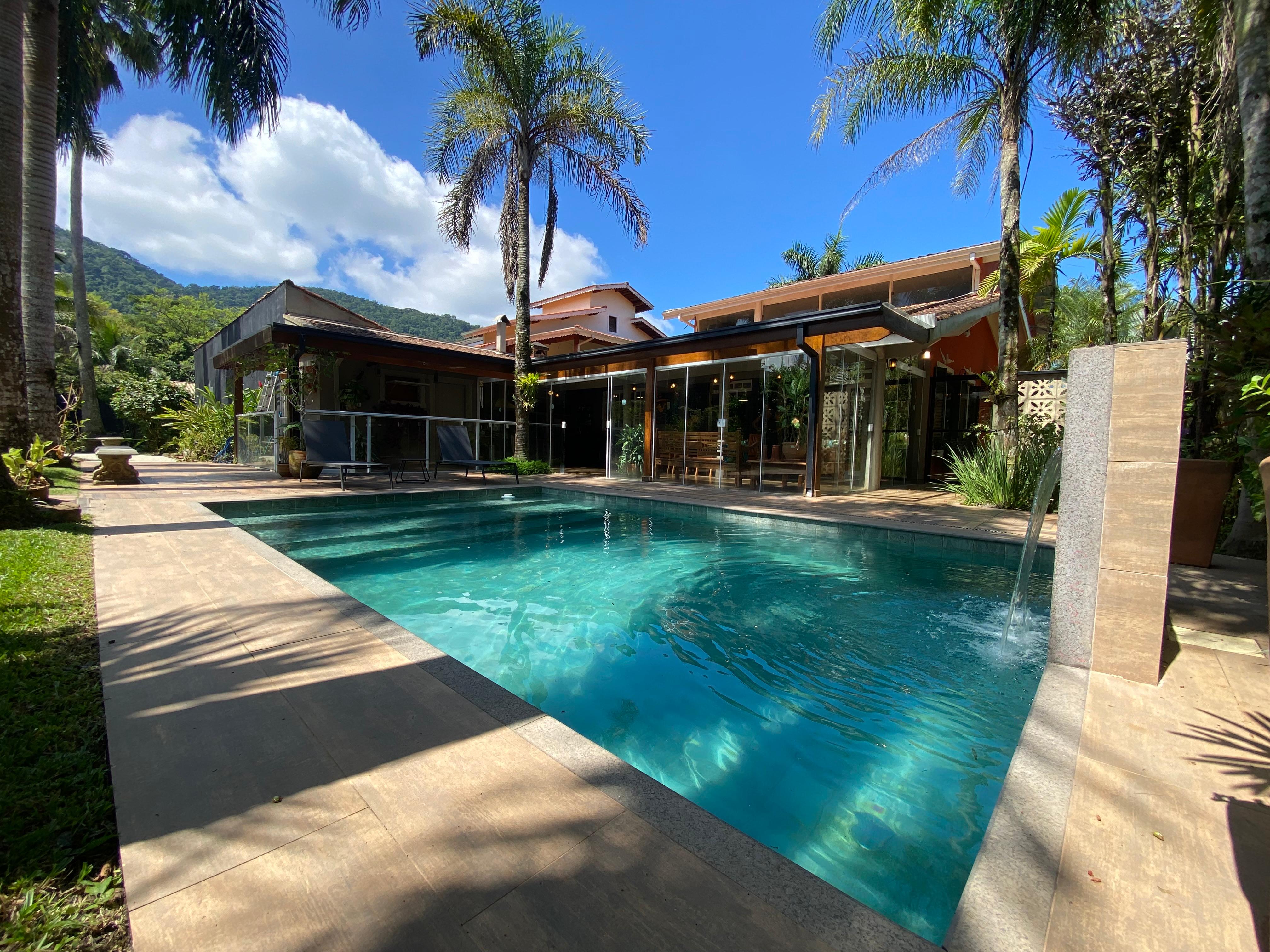 Piscina integrada ao jardim tropical