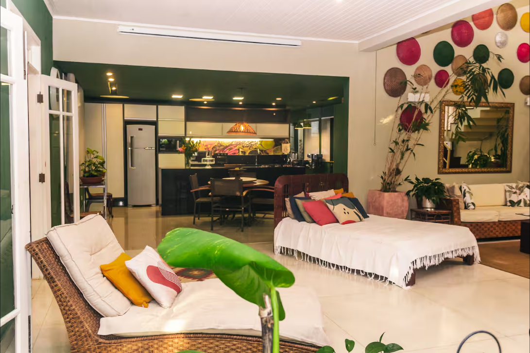 Sala ampla da Casa das Palmeiras preparada para reunir a família